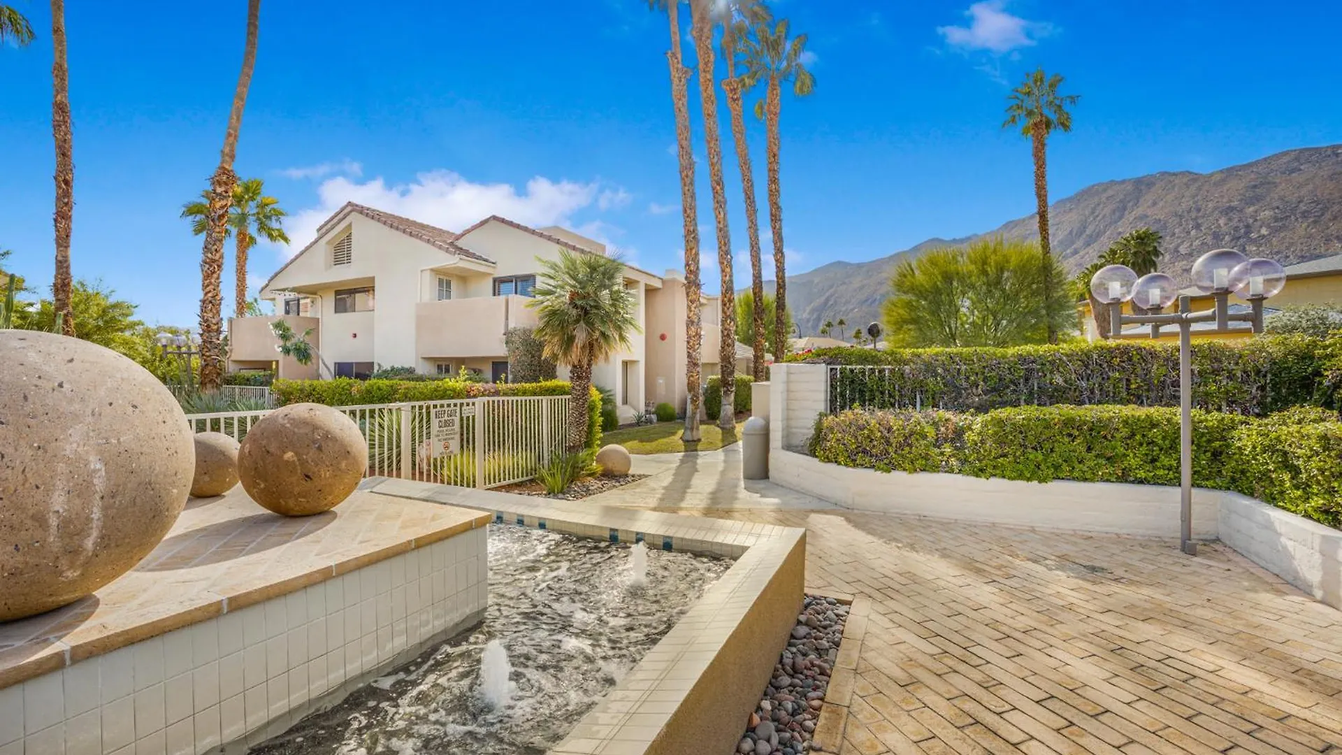 2Br Plaza Villas Bungalow Deluxe By Oranj Palm Palm Springs United States
